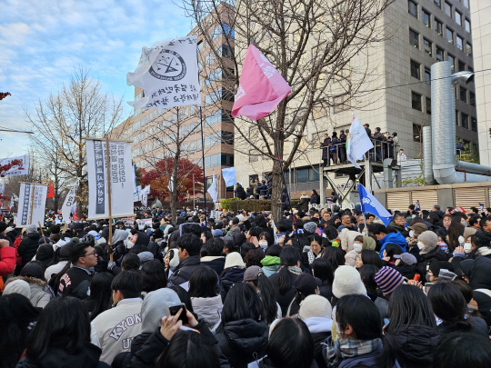 7일 오후 국회의사당 근처에서 대규모 집회가 열려 인파가 몰린 모습. 김나인 기자